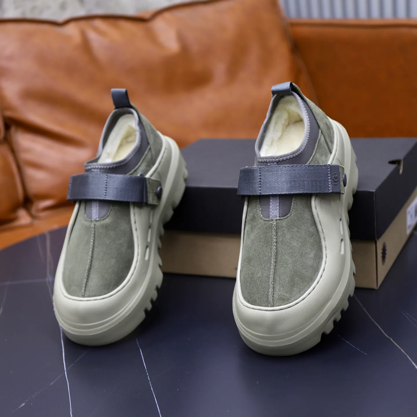 Ex-factory price: 580 for couples👫💰Thick wool imported from Australia Brand: UGG genuine purchasing agent Size: 35-45 (45 customized) Grade: Official website 1:1 Material: First layer of genuine leather waterproof and antifreeze upper Real wool lining Original non-slip and wear-resistant outsole Style category: Men's casual shoes Trendy style Comfortable on the feet Color: Official website color synchronization